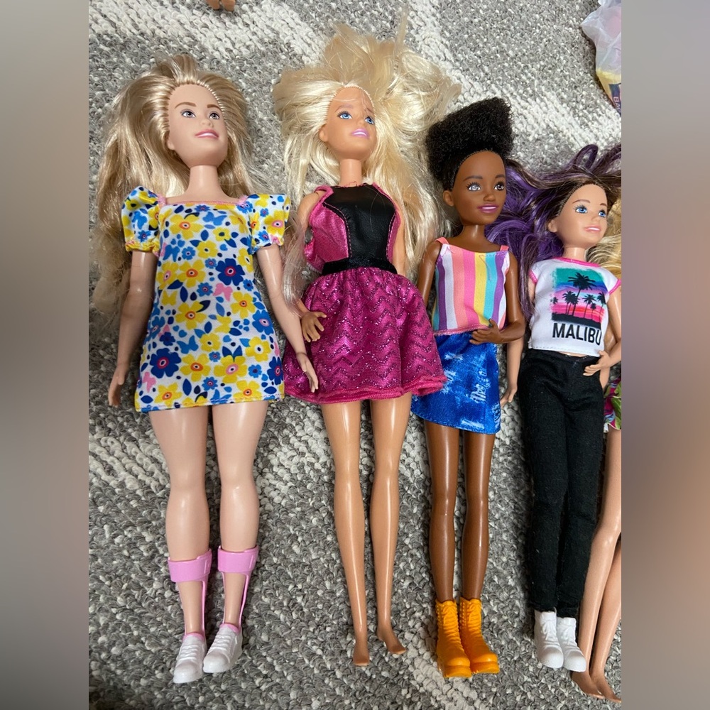 6 Barbies - Picture 2 of 3